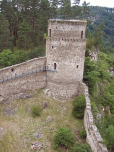 Kollmitz - Hungerturm Ansicht von Sden von der Wehrplattform des Bergfried  Eigene Aufnahme 2005