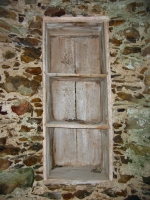 Kollmitz - Hungerturm Nische mit Regal aus Holz gegenber der Eingangstre  Eigene Aufnahme 2005