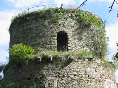 Kollmitz - Hungerturm abgesetzte Mauer mit Steinkonsolen und Resten solcher fr einen umlaufenden Wehrgang  Eigene Aufnahme 2005