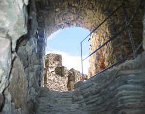 Erster Torturm Keller Abgang in der Durchfahrt  Eigene Aufnahme 2005