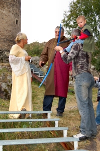 Burgherr mit Feunden und kleiner Ritter hoch zu Ross.   Eigene Aufnahme 2006
