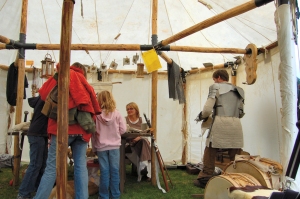 In diesem Zelt von Furibundus konnte man kleine Handarbeiten wie Knpfe, geschnitzte Holzpfeifen und Allerlei erwerben.  Eigene Aufnahme 2006