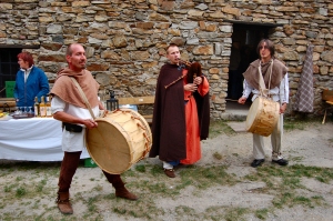 Alkuin, Jasper und Evan mit Sackpfeife und Duvals vor dem Museum.  Eigene Aufnahme 2006