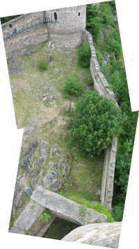 Ruine Kollmitz - Beringmauer vom Bergfried zum Hungerturm mit Ecke der Zwingermauer  Eigene Aufnahme 2005