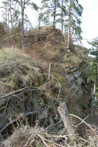Blick über den künstlichen Felseinschnitt Richtung Burgbereich © Eigene Aufnahme 2007