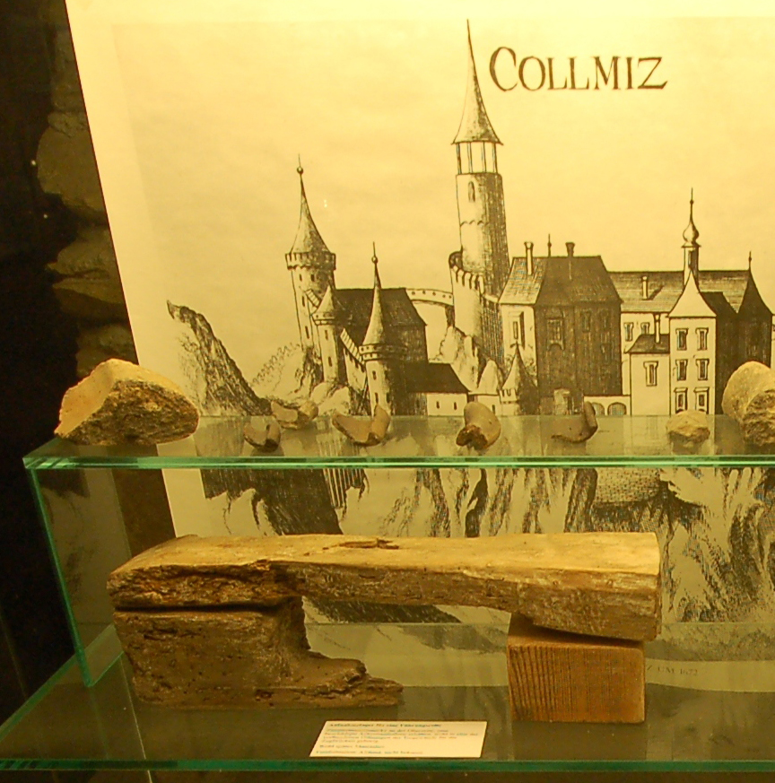 Kollmitz Museum - Vitrine mit Fundstücken (Scherben, Lagerung für Zugbrückenrolle) © Eigene Aufnahme 2016