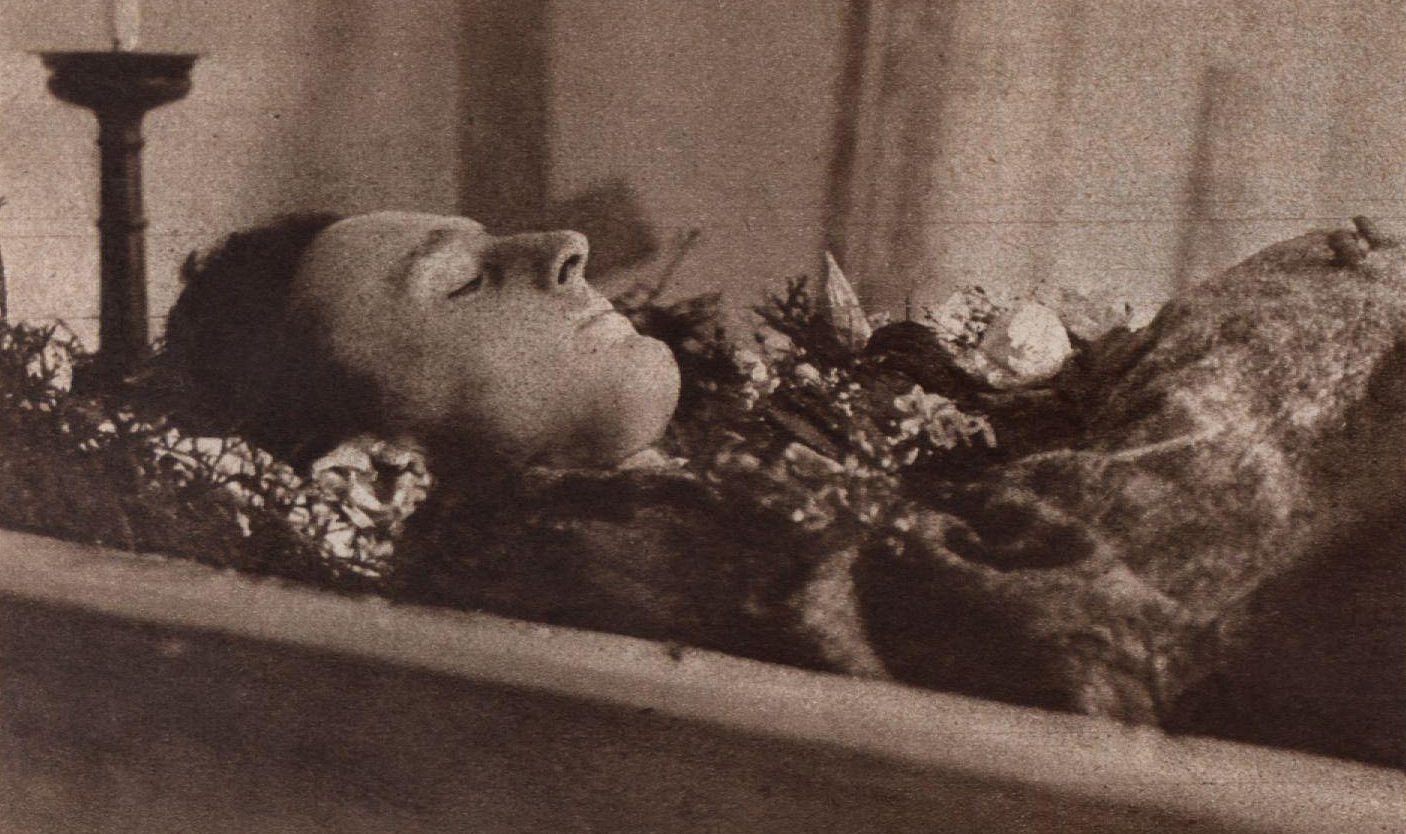 Die Aufbahrung Orlovs in der Leichenhalle des Krankenhauses Waidhofen an der Thaya. ÖNB ANNO, Das Interessante Blatt, 24. Juni 1926, Seite 4